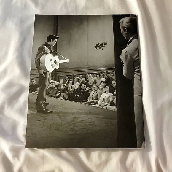 Special NewsweekEdition. ELVIS. His Life in Photos. 80 Years of the King of Rock - Picture 3 of 11